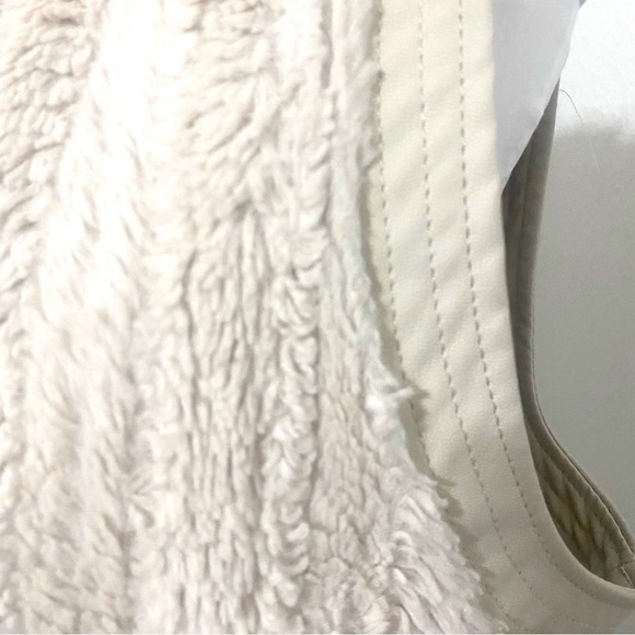 Maurices Faux Fur Hooded Vest size Large - Picture 3 of 12